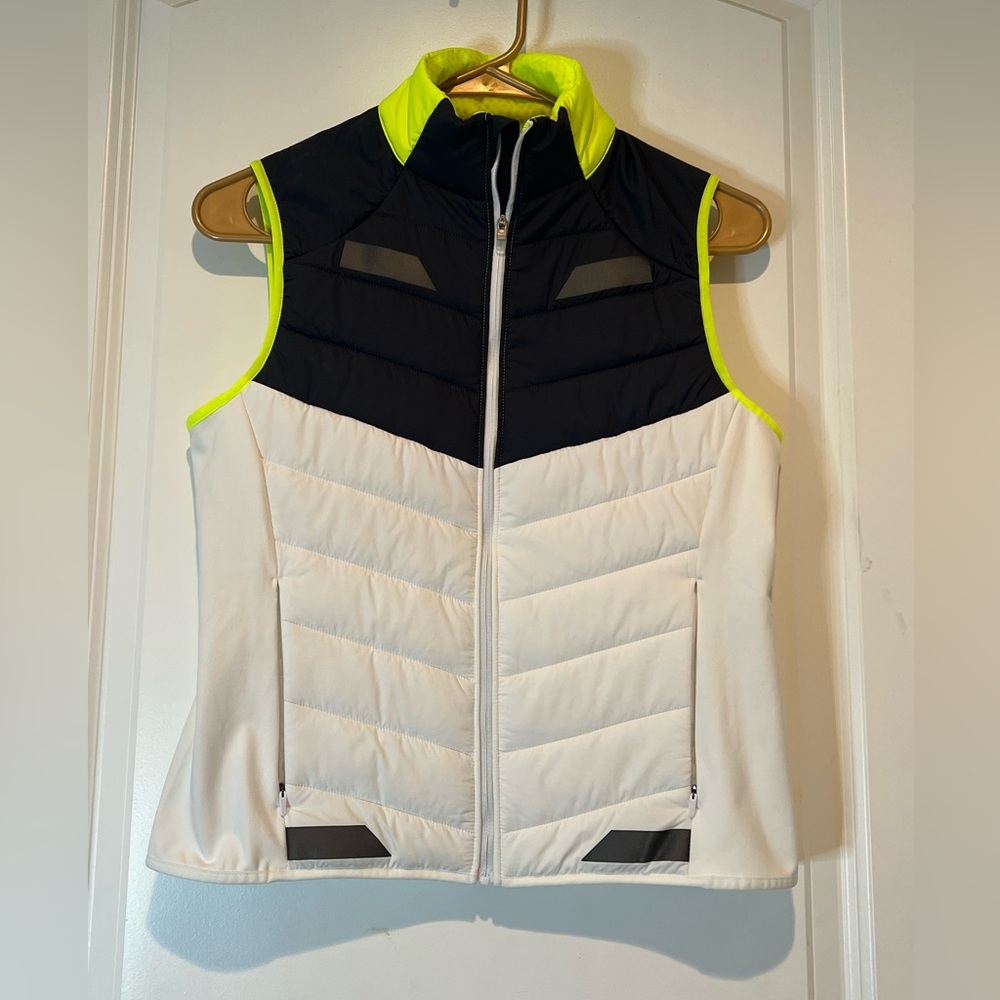 Brooks Run Visible insulted vest size small NWT